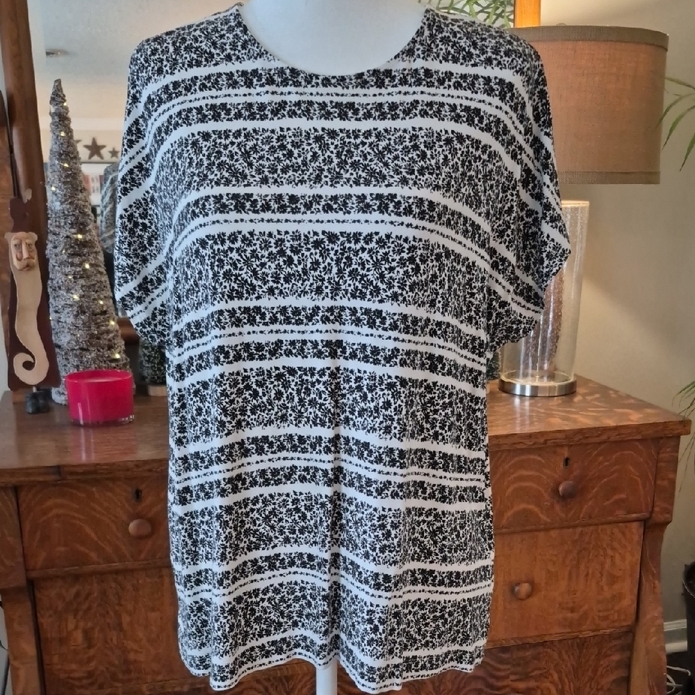 J. Jill Black and White Patterned Short Sleeve Top